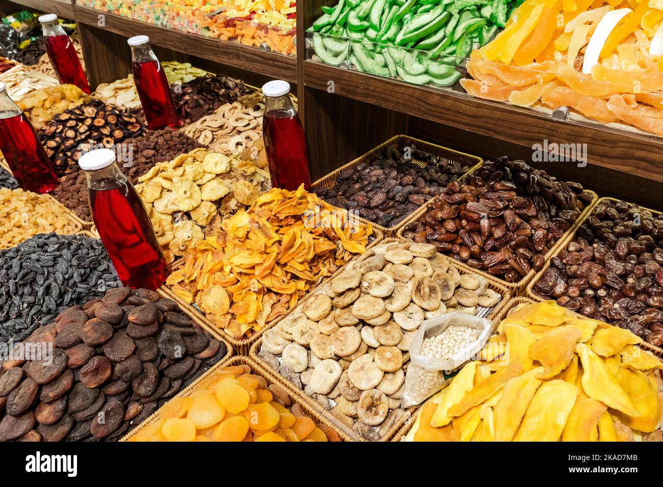 Östlicher Basar. Nüsse, Gewürze und Süßigkeiten. Traditionelle Aserbaidschanische Küche Zutaten. Getrocknete Früchte und Kräuter auf dem lokalen Markt in Baku, Aserbaidschan. Stockfoto