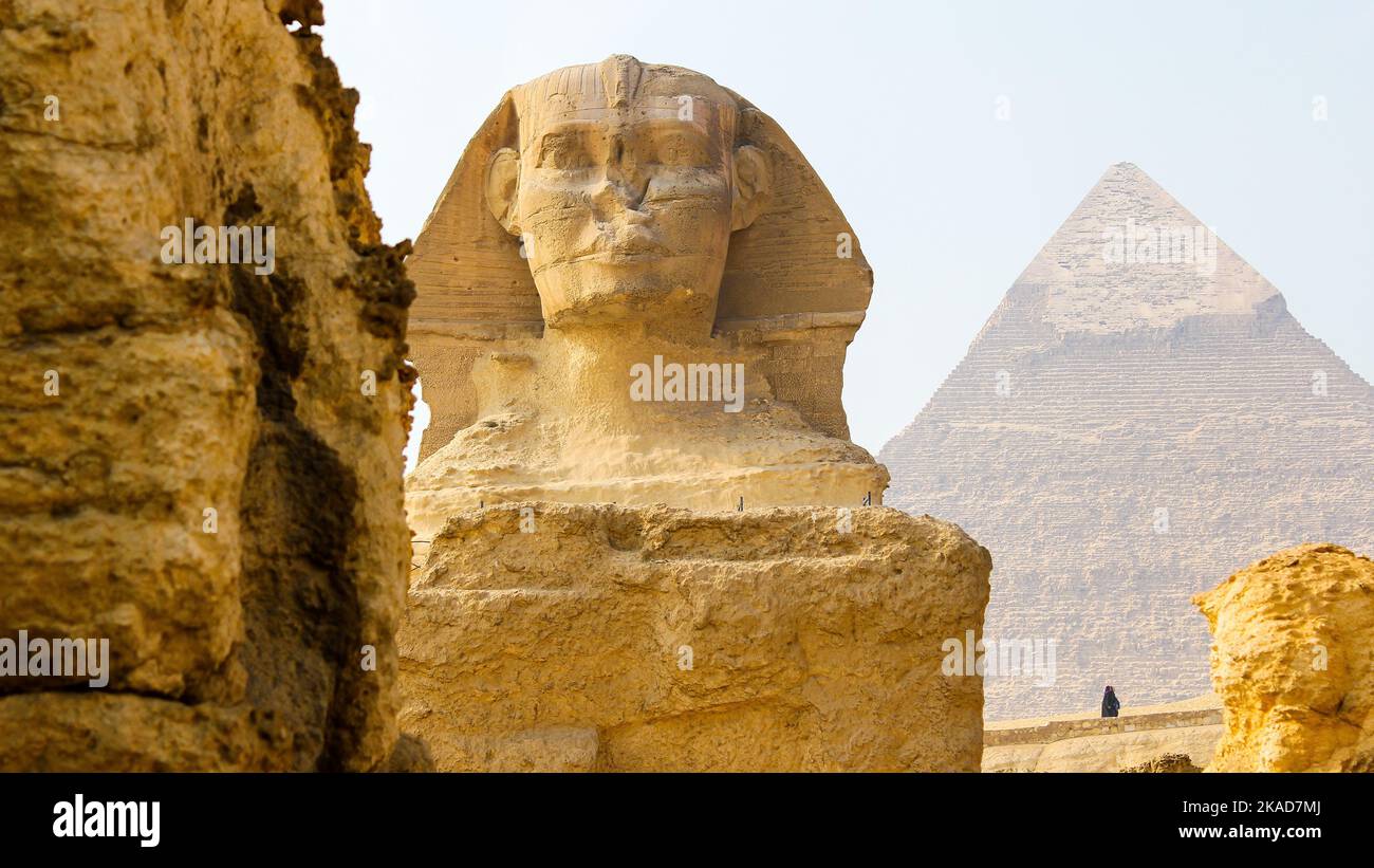 Nahaufnahme der Großen Sphinx Giza und der Großen Cheops-Pyramide im Hintergrund in Ägypten Stockfoto