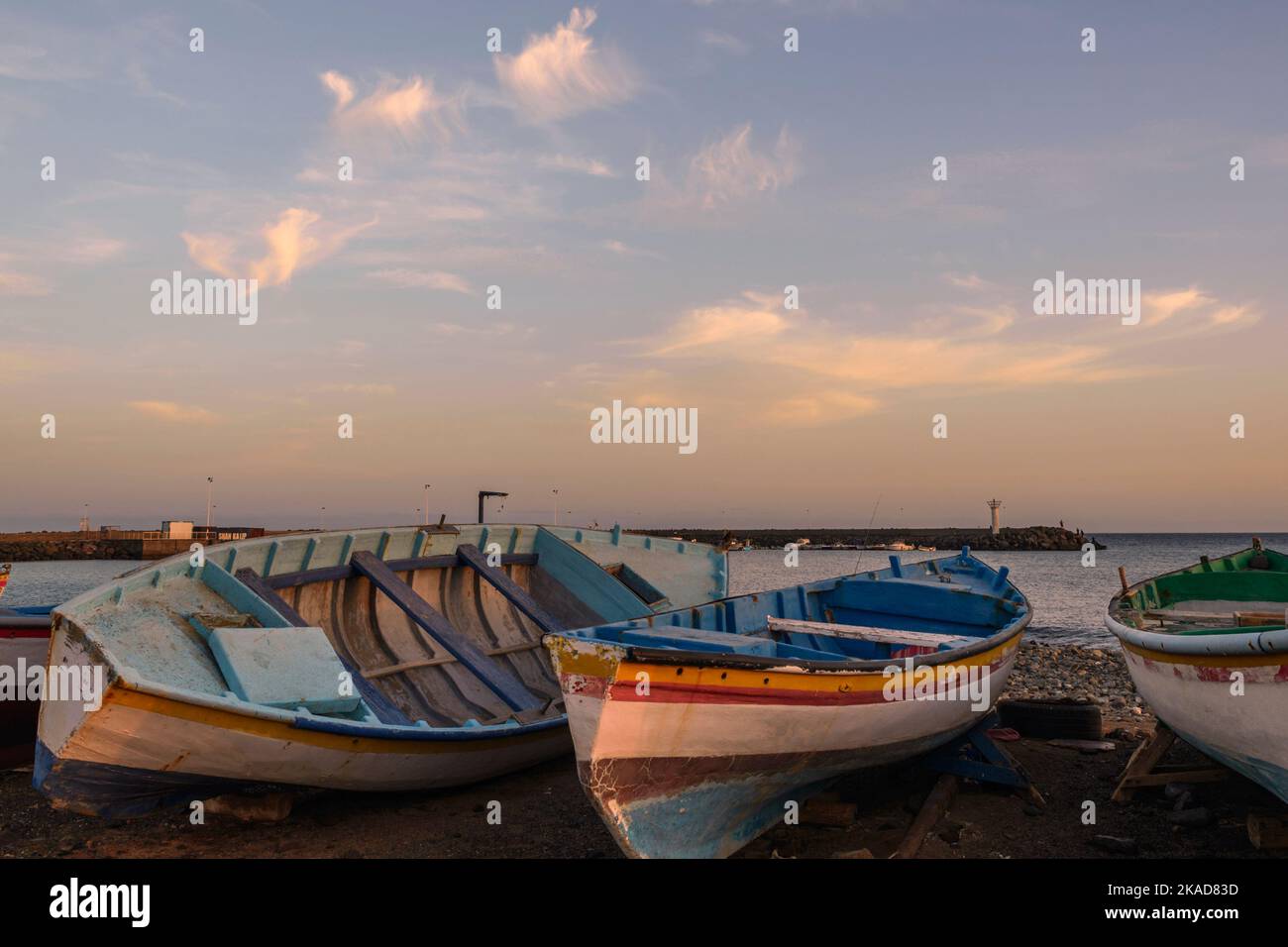 Bunte Fischerboote bei Sonnenuntergang, La Caleta Strand, Castillo del Romeral, Gran Canaria, Kanarische Inseln, Spanien Stockfoto