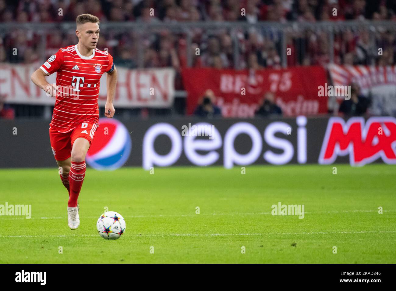 01. November 2022, Bayern, München: Fußball: Champions League, Bayern München - Inter Mailand, Gruppenphase, Gruppe C, Matchday 6 in der Allianz Arena. Joshua Kimmich aus München spielt den Ball. Foto: Sven Hoppe/dpa Stockfoto