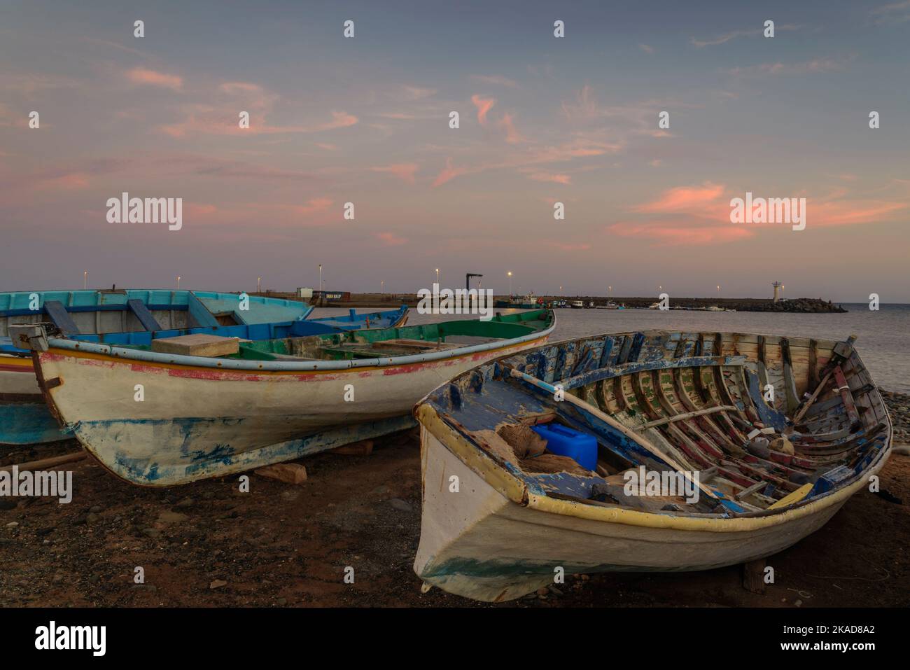 Bunte Fischerboote bei Sonnenuntergang, La Caleta Strand, Castillo del Romeral, Gran Canaria, Kanarische Inseln, Spanien Stockfoto