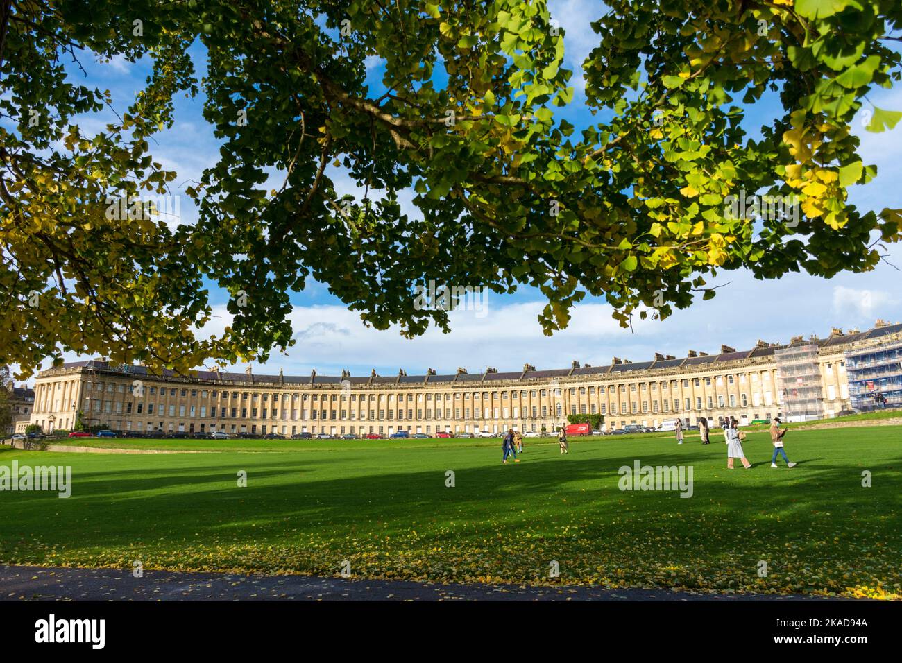 Der Royal Crescent, eines der berühmtesten Wahrzeichen von Bath, wurde zwischen 1767 und 1775 erbaut und von John Wood dem Jüngeren entworfen. Bath, Somerset, Englan Stockfoto