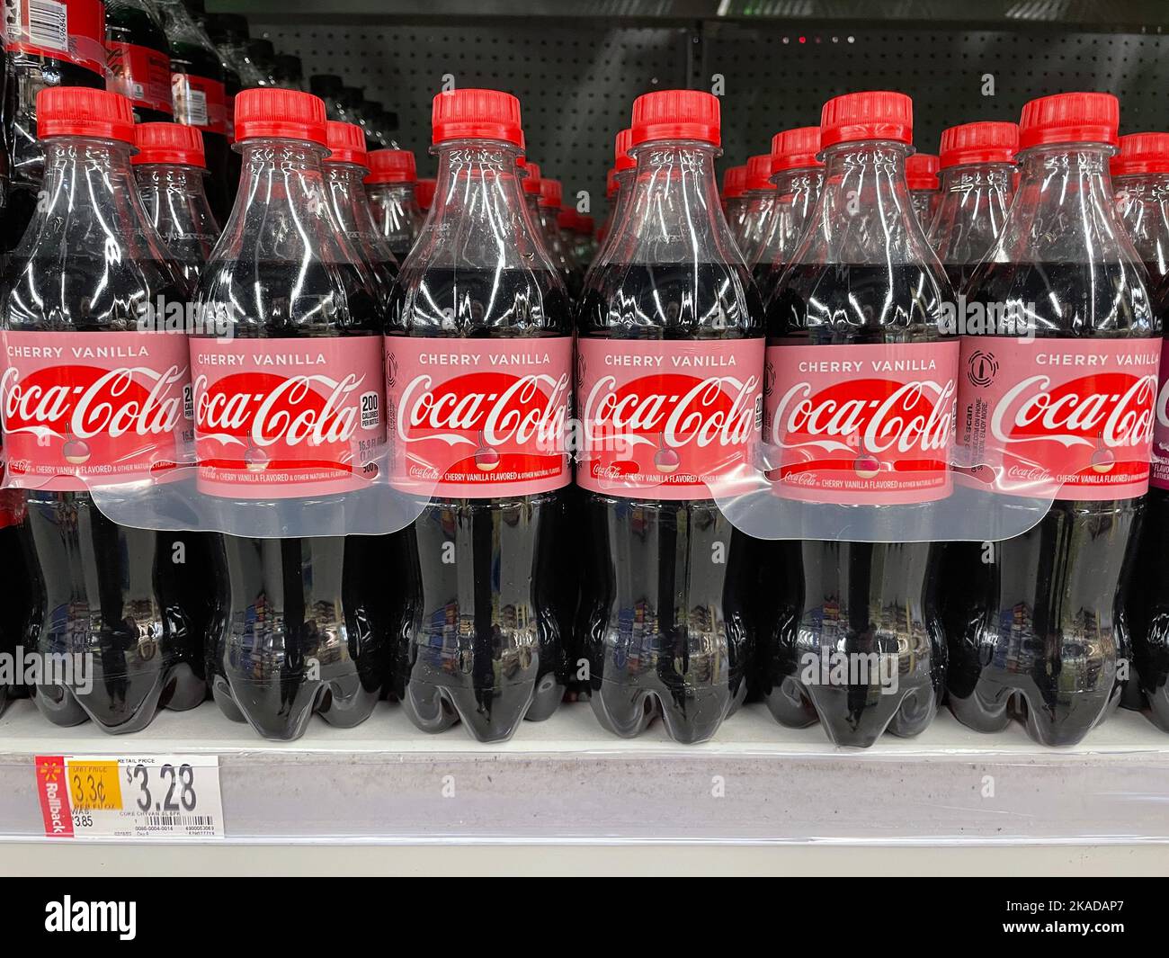 Augusta, GA, USA - 04 21 22: Walmart Einzelhandel Getränke nach vorne gerichtet 6 Packungen Coca Cola Stockfoto