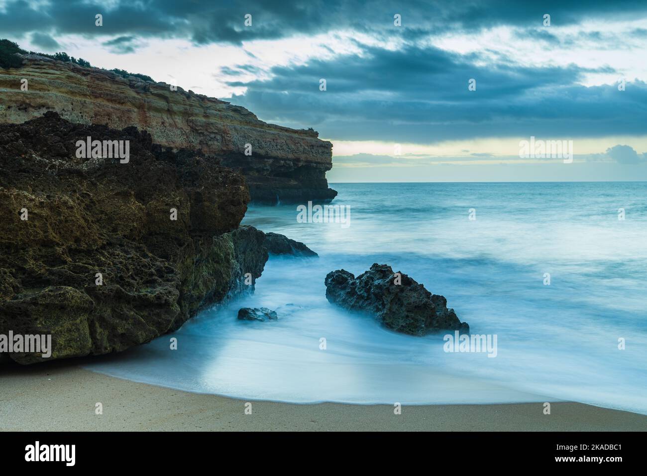 Boulder am Sandstrand am Meer Stockfoto