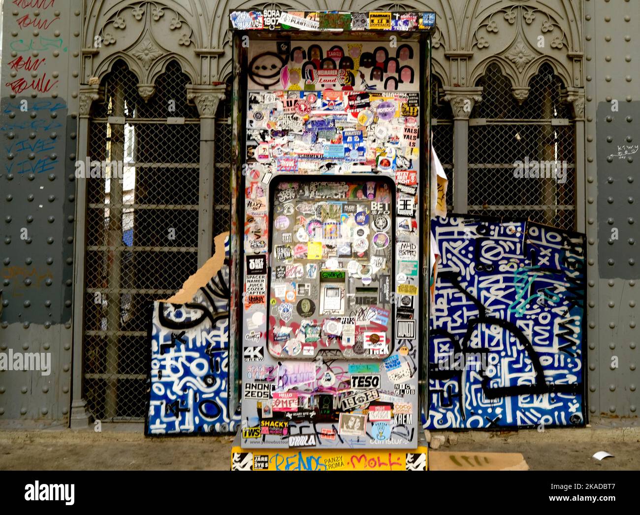 Geldautomat komplett mit Aufklebern unter Santa Justa Lift Lissabon, Portugal bedeckt Stockfoto