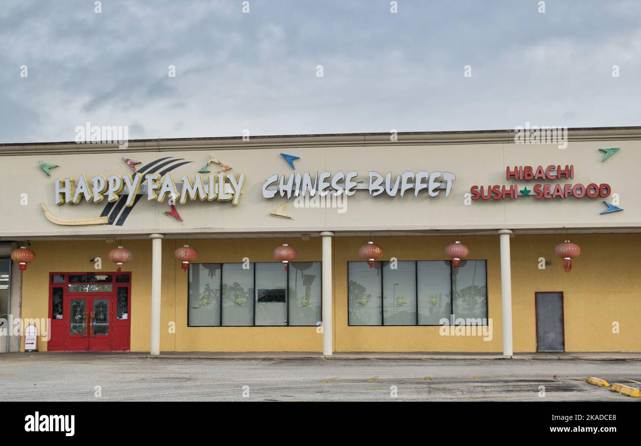 Houston, Texas USA 12-03-2021: Happy Family Chinese Buffet Schaufenster in Houston, TX. Lokales Familienrestaurant und Parkplatz. Stockfoto