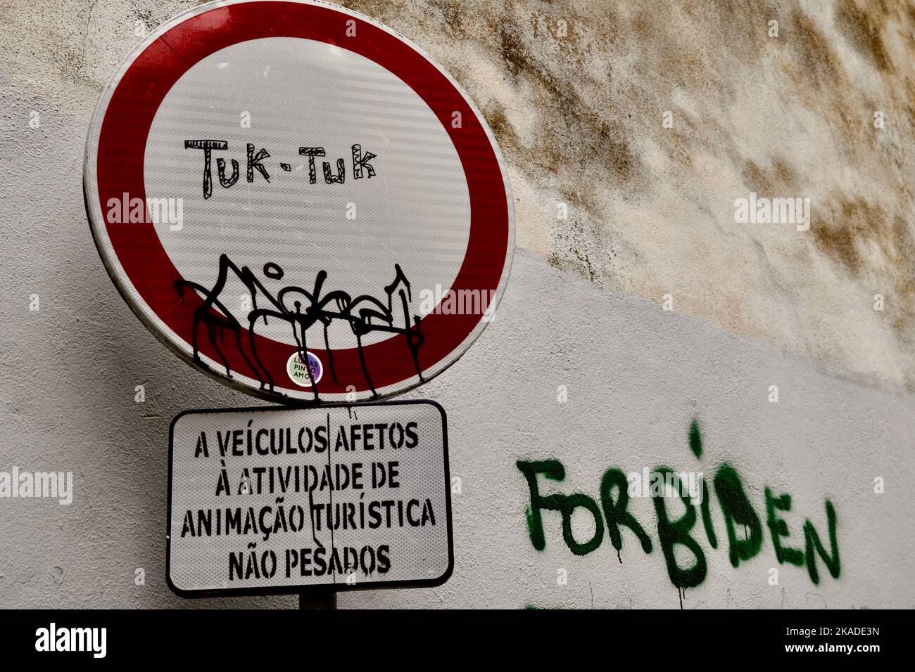 Kein Tuk Tuk, Straßenschild Lissabon Portugal Stockfoto