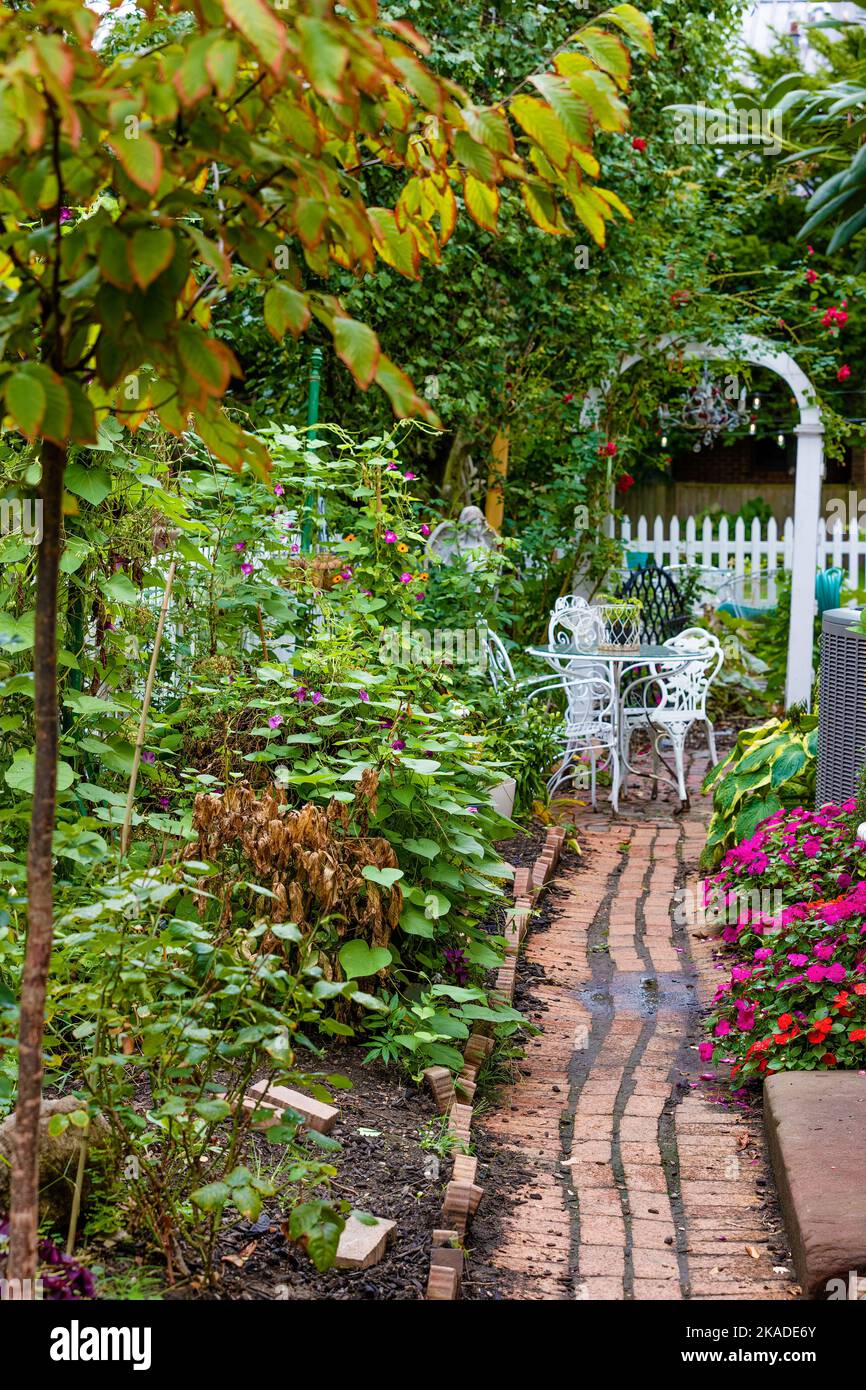 Salem, Massachusetts, USA - 3. September 2022: Ein gemauerter Pfad führt durch einen hübschen Garten, der von einem öffentlichen Bürgersteig aus gesehen wird. Stockfoto