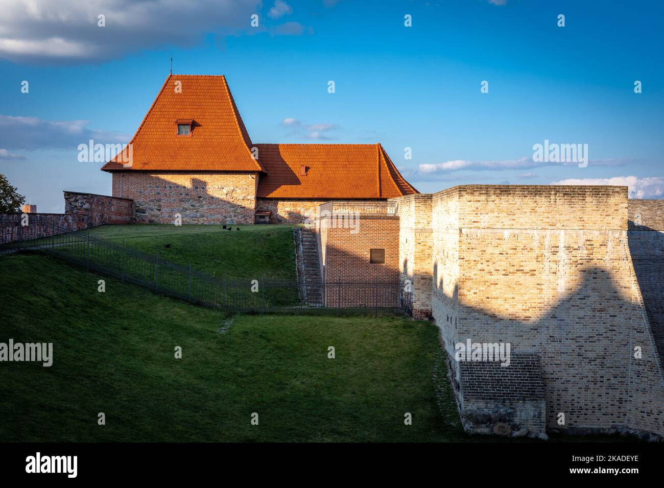 Vilnius, Litauen - 26. September 2022: Die Bastion der Stadtmauer von Vilnius in der Altstadt von Vilnius. Stockfoto