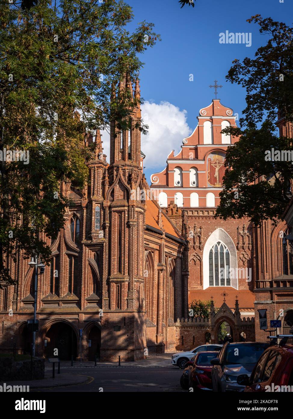 Vilnius, Litauen - 26. September 2022: Zwei gotische Backsteinkirchen in der Altstadt von Vilnius, St. Anna links, St. Francis St. Bernard rechts. Stockfoto