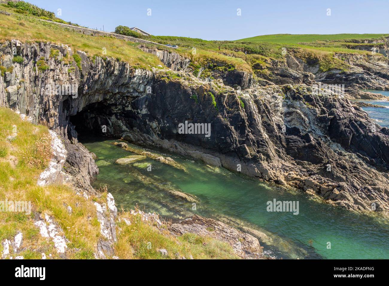 Die Erosion der Klippen verursacht eine Meereshöhle Stockfoto