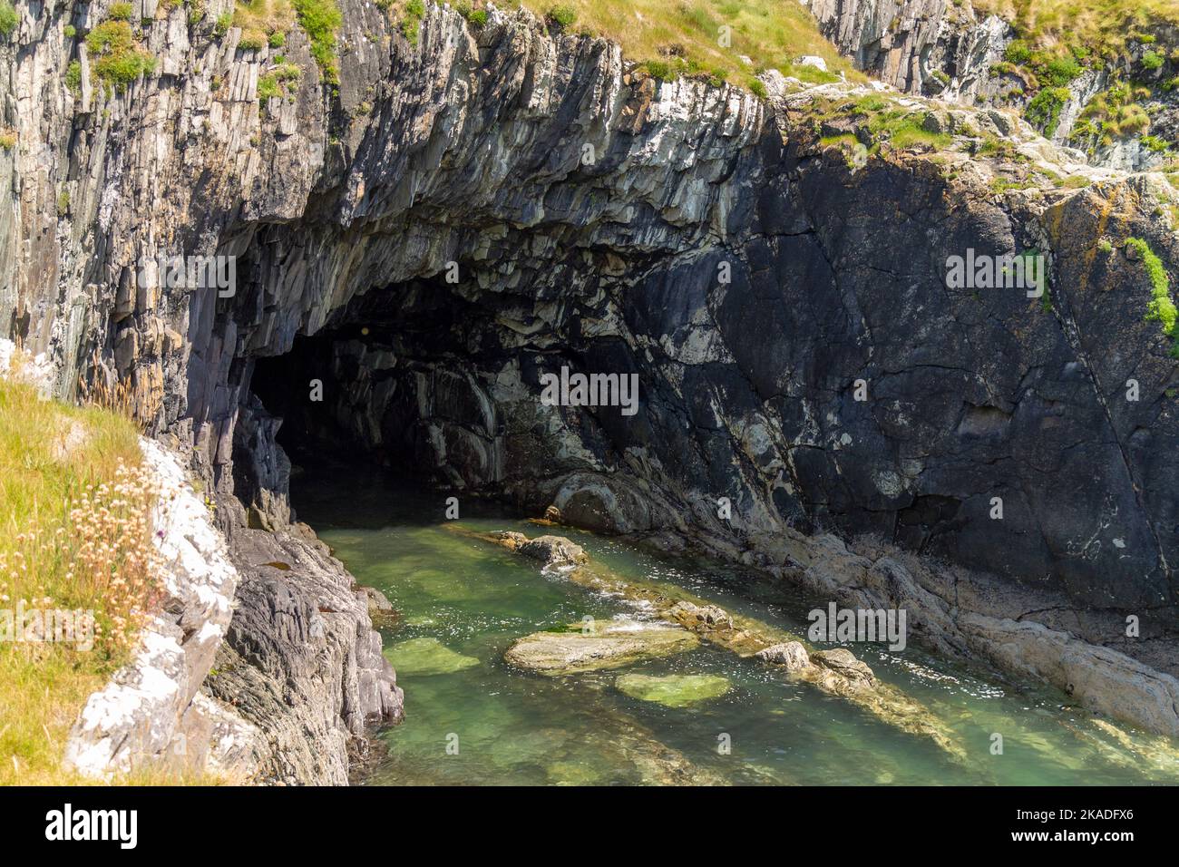 Die Erosion der Klippen verursacht eine Meereshöhle Stockfoto