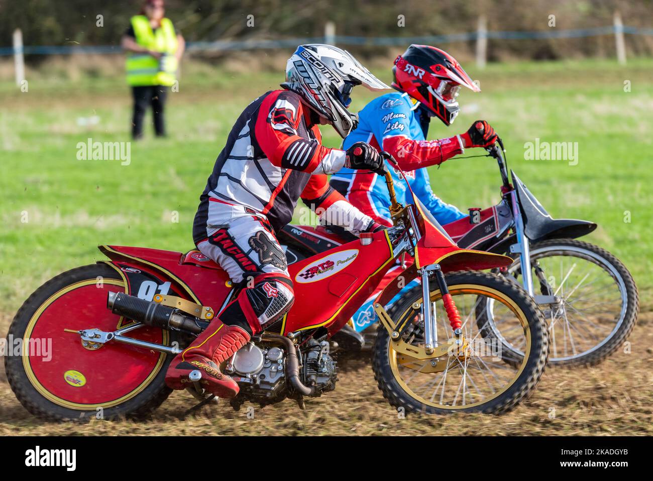 Lee Harding Rennen in grasstrack Motorrad-Rennen. Donut Meeting Veranstaltung organisiert vom Southend & District Motorcycle Club, Großbritannien. Reiten RTS in der Klasse GT140 Stockfoto