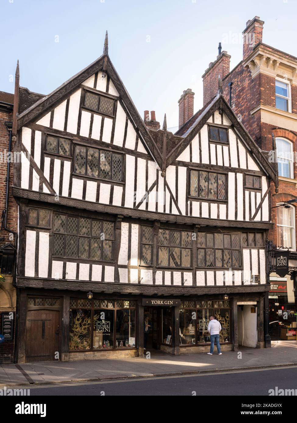 12 und 14 Pflaster ein denkmalgeschütztes ehemaliges Haus aus dem 17.. Jahrhundert, heute Laden in York, North Yorkshire, England, Großbritannien Stockfoto