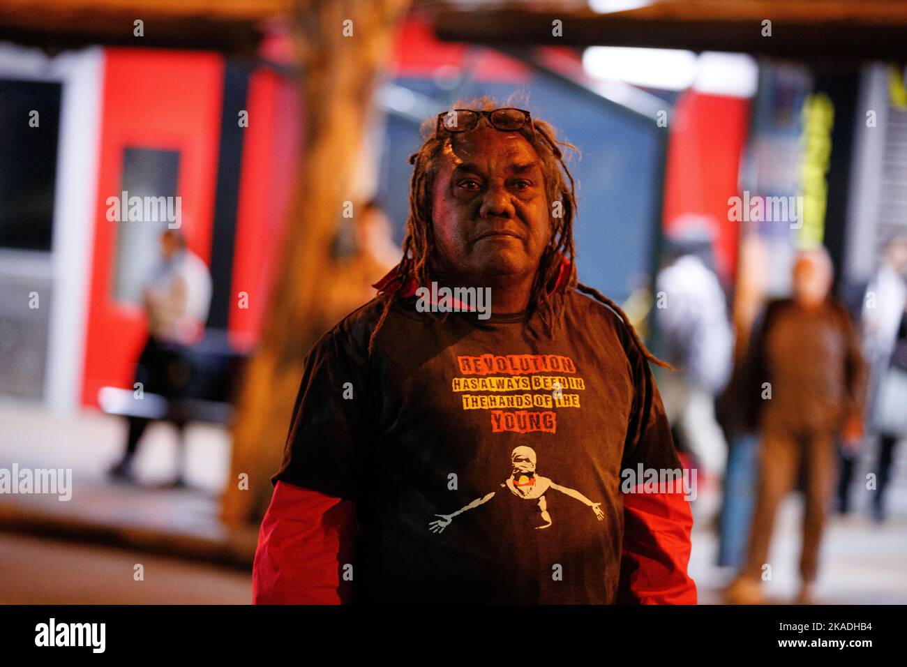 Der Aborigine-Aktivist Wayne Wharton geht am 2. November 2022 während einer Kerzenlichtmahnwache in Brisbane durch die Adelaide Street für Cassisus Turvey, der angeblich bei einem rassistischen Angriff in Perth im Oktober ermordet wurde. Demonstranten versammelten sich in Brisbane zu einer Mahnwache bei Kerzenlicht für den indigenen Teenager Cassius Turvey, der während eines rassistischen Angriffs angegriffen wurde, als er letzten Monat von der Schule in Perth, Westaustralien, heimging. Der 15-jährige Turvey starb zehn Tage später am 23.. Oktober an seinen Wunden. Demonstranten in vielen Städten und Gemeinden im ganzen Land forderten gleichzeitig Maßnahmen gegen rassistische Motten Stockfoto