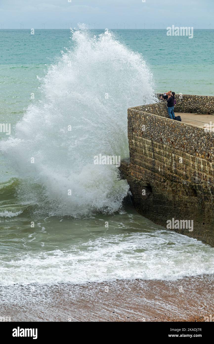 Wellen krachen über Groyne, Strandpromenade, Brighton, England, Großbritannien Stockfoto