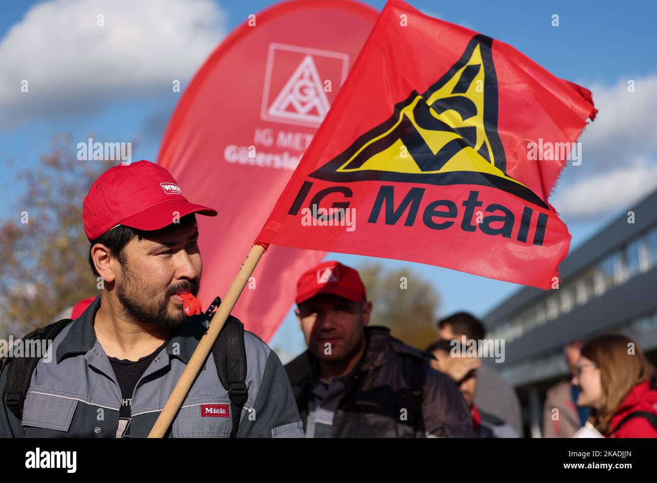 Oelde, Deutschland. 02.. November 2022. Mitarbeiter von Miele nehmen an einem Warnstreik der IG Metall vor dem Gelände des Haushaltsgeräteherstellers Teil. Die Gewerkschaft hatte das Angebot der Arbeitgeber in der Metall- und Elektroindustrie abgelehnt. Quelle: Friso Gentsch/dpa/Alamy Live News Stockfoto