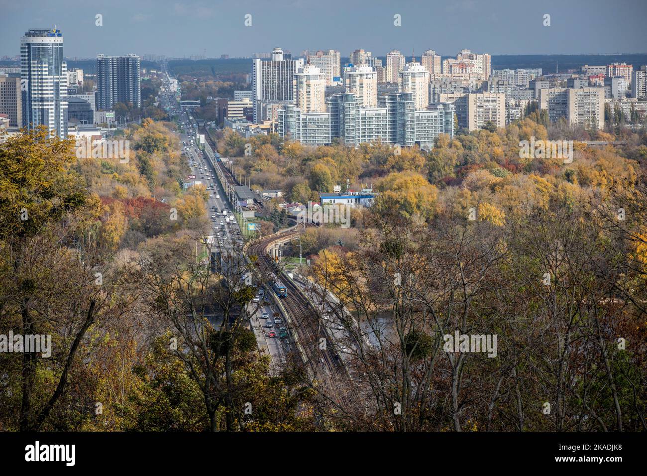 Blick auf die Kiewer Stadtteile am linken Ufer des Flusses Dnipro. Im Oktober 2022 führten die russischen Streitkräfte zahlreiche Angriffe auf die zivile Infrastruktur von Kiew durch, die massive Stromausfälle, Wasserversorgung und Heizung in der Stadt verursachten. (Foto von Oleksii Chumachenko / SOPA Images/Sipa USA) Stockfoto