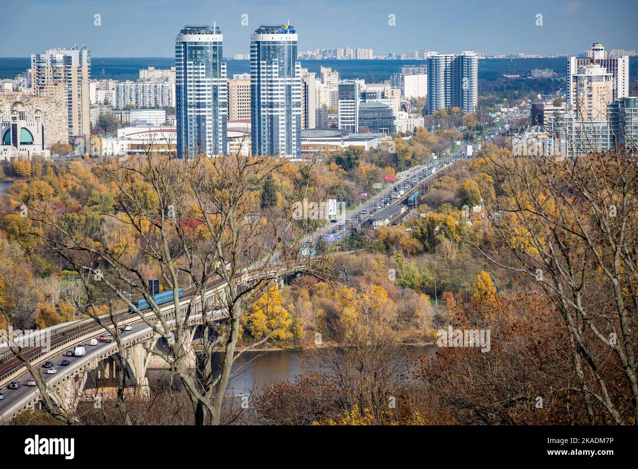 28. Oktober 2022, Kiew, Ukraine: Blick auf den Dnipro-Fluss und die linken Uferbezirke von Kiew. Im Oktober 2022 führten die russischen Streitkräfte zahlreiche Angriffe auf die zivile Infrastruktur von Kiew durch, die massive Stromausfälle, Wasserversorgung und Heizung in der Stadt verursachten. (Bild: © Oleksii Chumachenko/SOPA Images via ZUMA Press Wire) Stockfoto