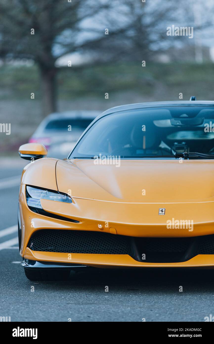 Vorderansicht des gelben Ferrari SF90 Stradale, Dulles, USA Stockfoto