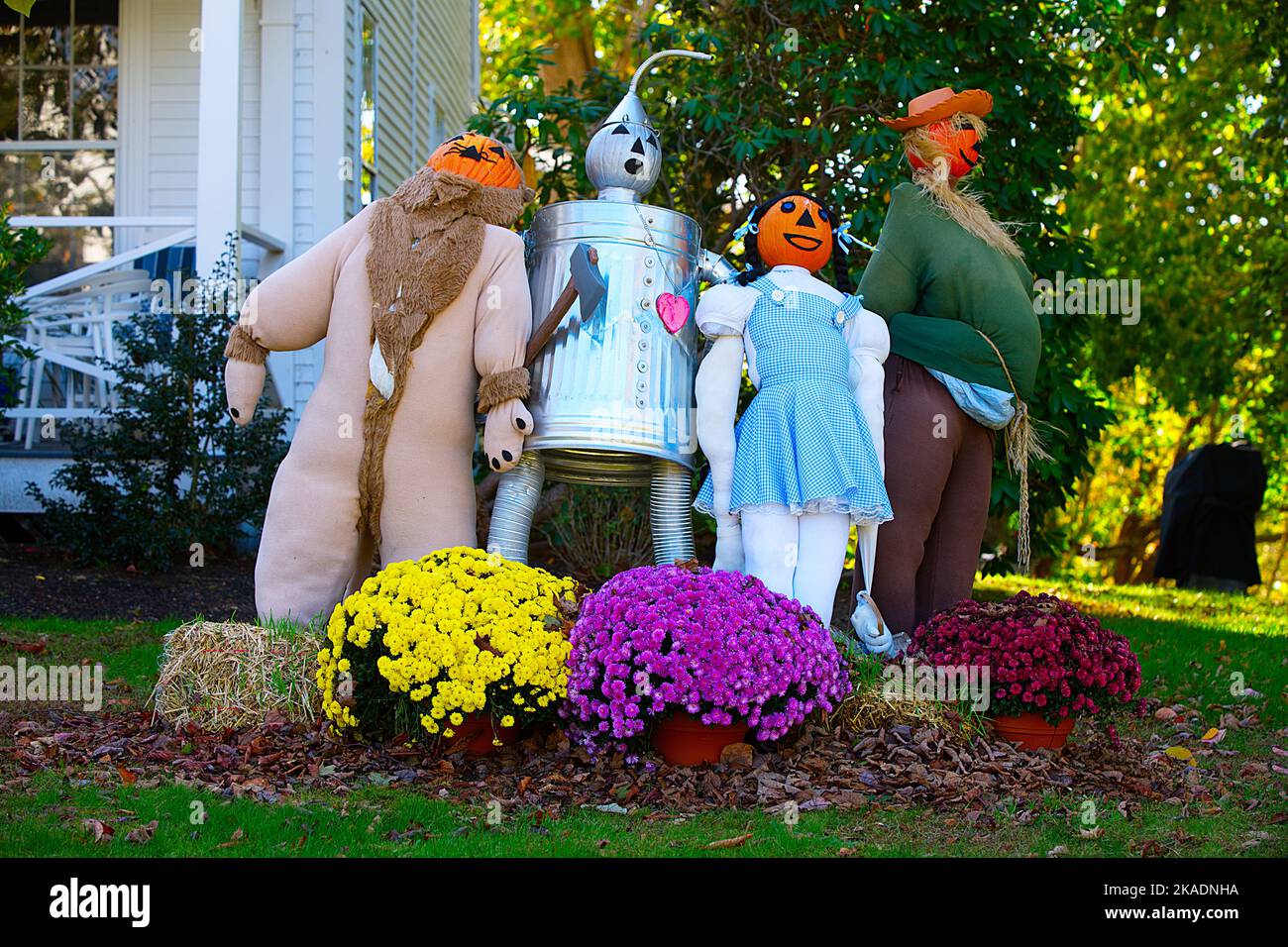 Zauberer von Oz-Charakteren auf dem Rasen eines Barnstable-Hauses auf Cape Cod, USA. Stockfoto