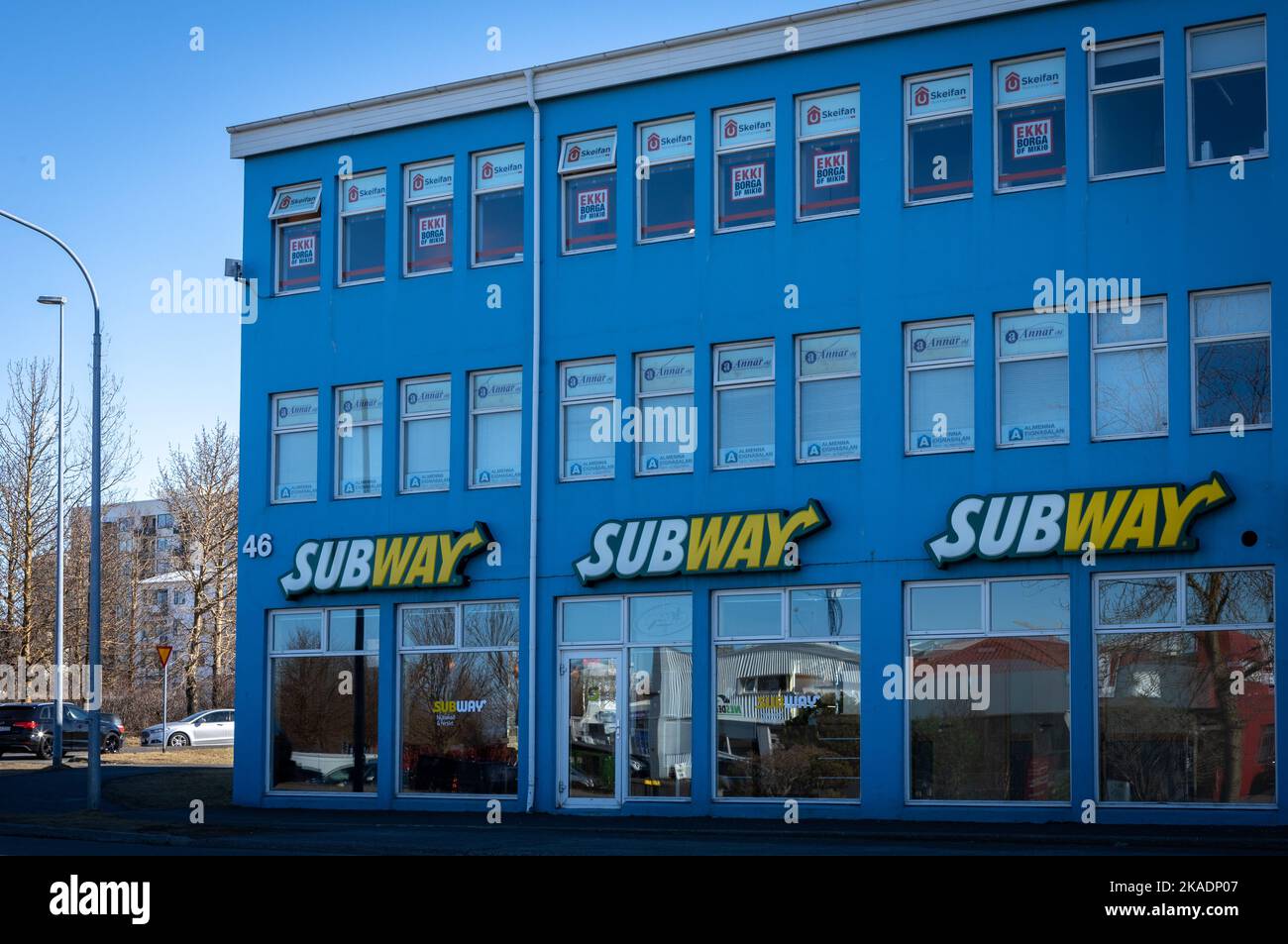 Reykjavik, Island - 31. März 2022: Blaues Gebäude des Subway Fastfood Restaurants im Skeifan Einkaufszentrum. Stockfoto