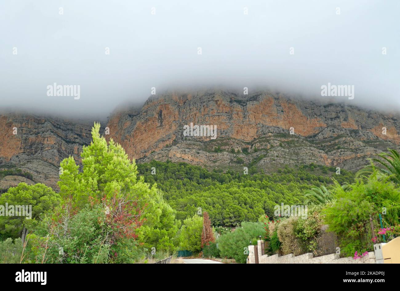 Montgo Mountain Javea unter tiefer Wolke Stockfoto