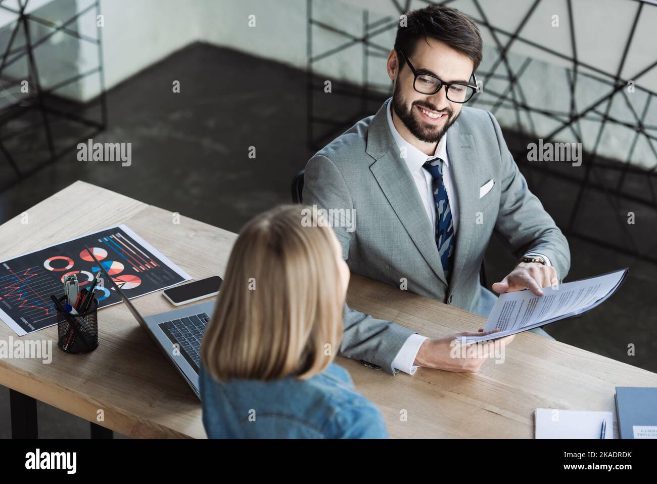 High-Angle-Ansicht der fröhlichen Geschäftsmann hält wieder in der Nähe des Kandidaten im Büro, Bild Stock Stockfoto