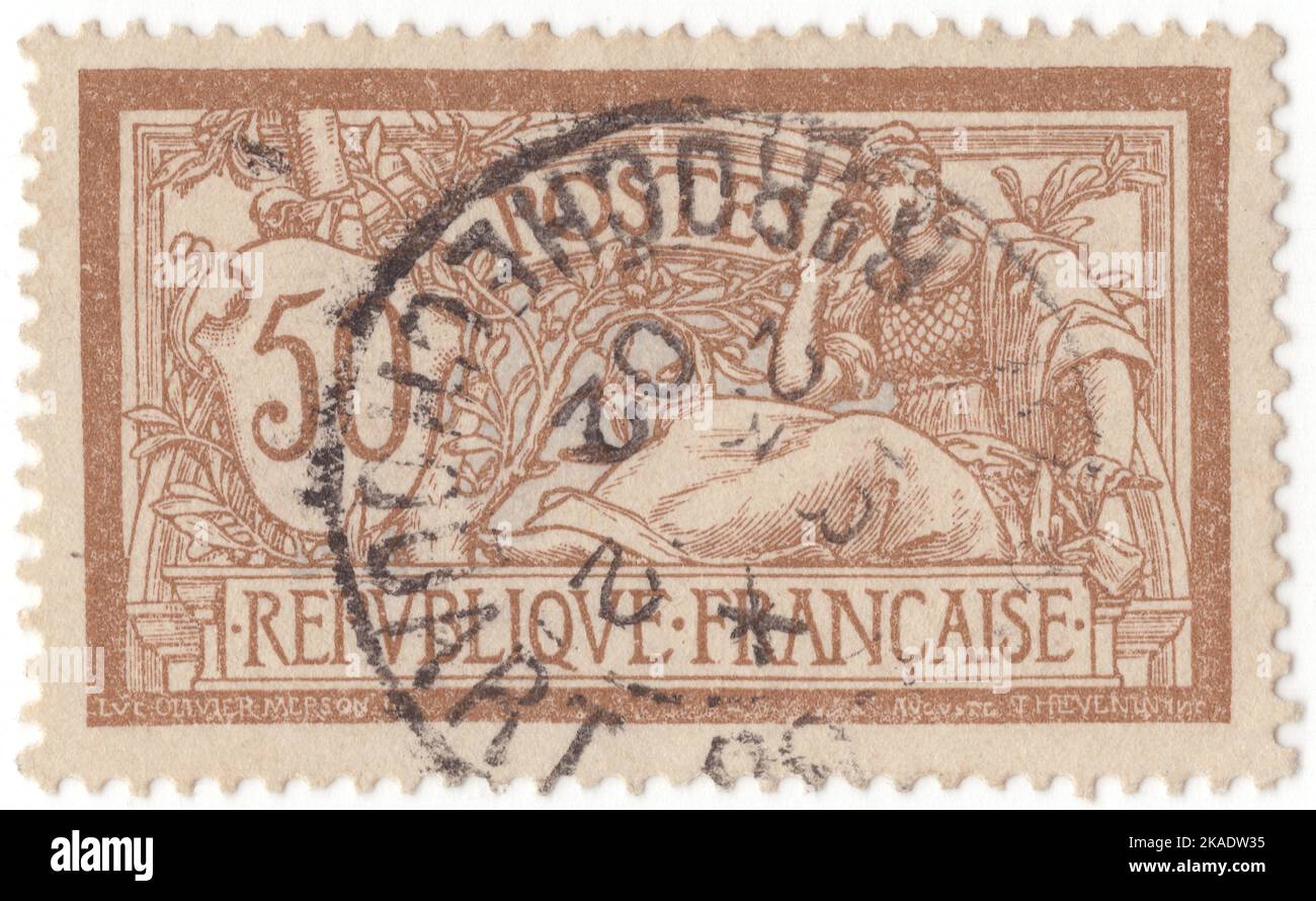 FRANKREICH - 1900: Eine braune und graue Briefmarke mit 50 Rappen, die die Allegorie Freiheit und Frieden darstellt. Standardausgabe 'Merson', entworfen von Nicolas Luc-Olivier Merson Stockfoto