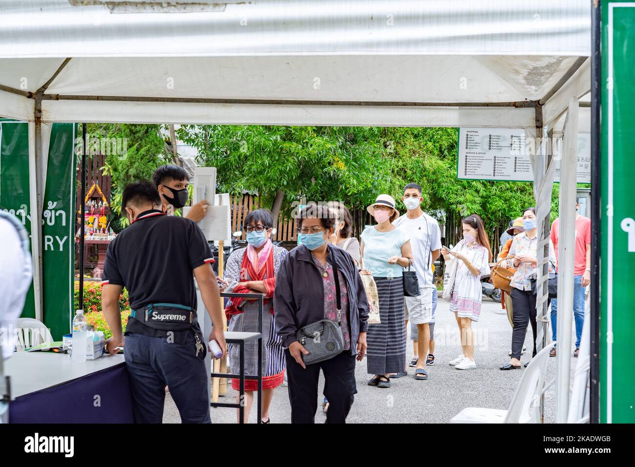 Chiang Mai, Thailand - 18. Oktober 2020, die Temperatur-Screening-Zone vor Get Inside JingJai Market, das kreative Kunst und Handwerk handgemachte Produkt in CH Stockfoto