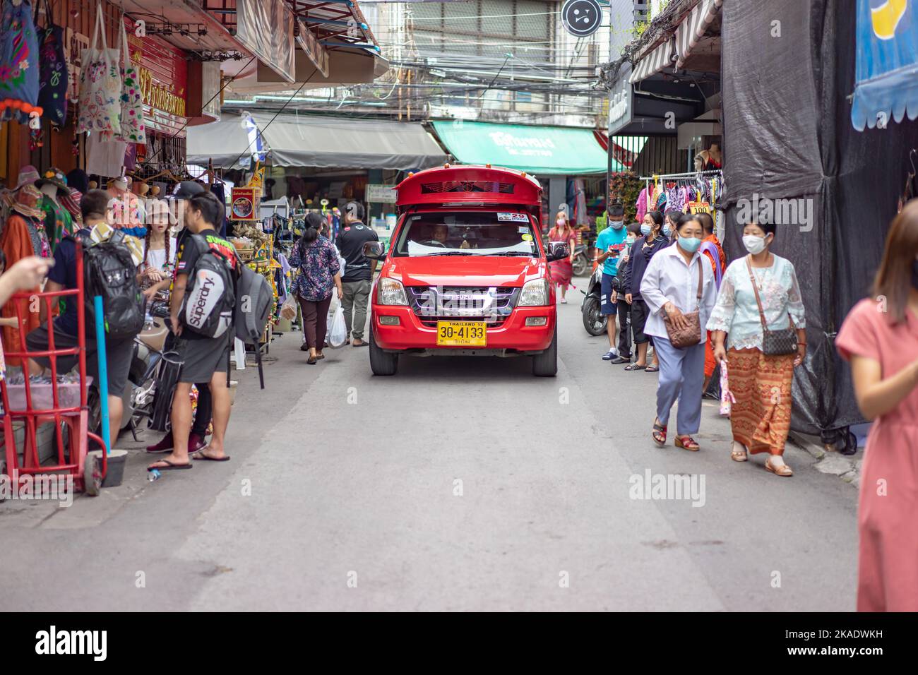 Chiang Mai, Thailand - 18. Oktober 2020, Red Traditional Taxi Truck fährt um Kad Luang, Warorot Market, das berühmte Einkaufsviertel in Chiang Mai pro Stockfoto