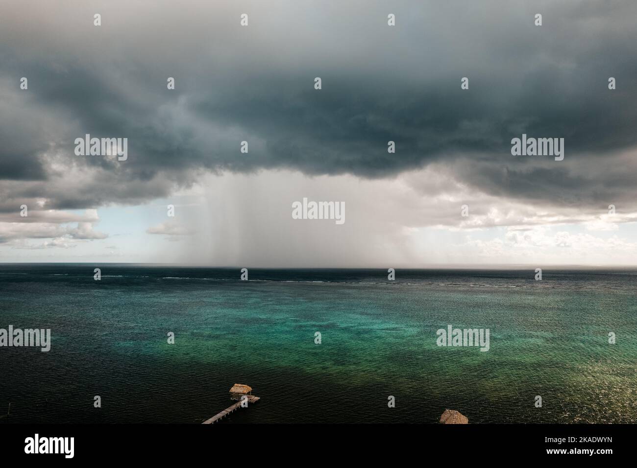 Regenwolken nähern sich Nord-Ambergris Caye in Belize Stockfoto