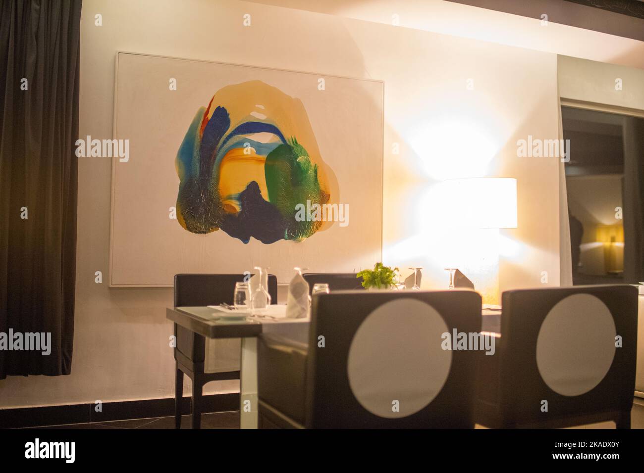 Leerer Esstisch in einem luxuriösen Hotel Stockfoto