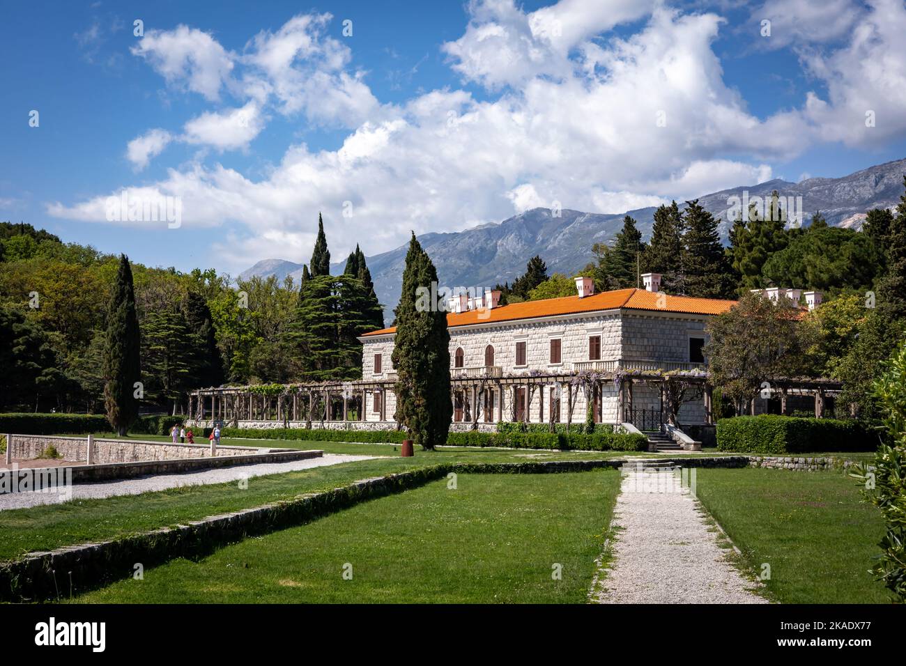 Sveti Stefan, Montenegro - 28. April 2022: Ehemalige Sommerresidenz von Königin Marija Karadordevic, derzeit Villa Milocer (Aman Sveti Stefan Resort). Stockfoto