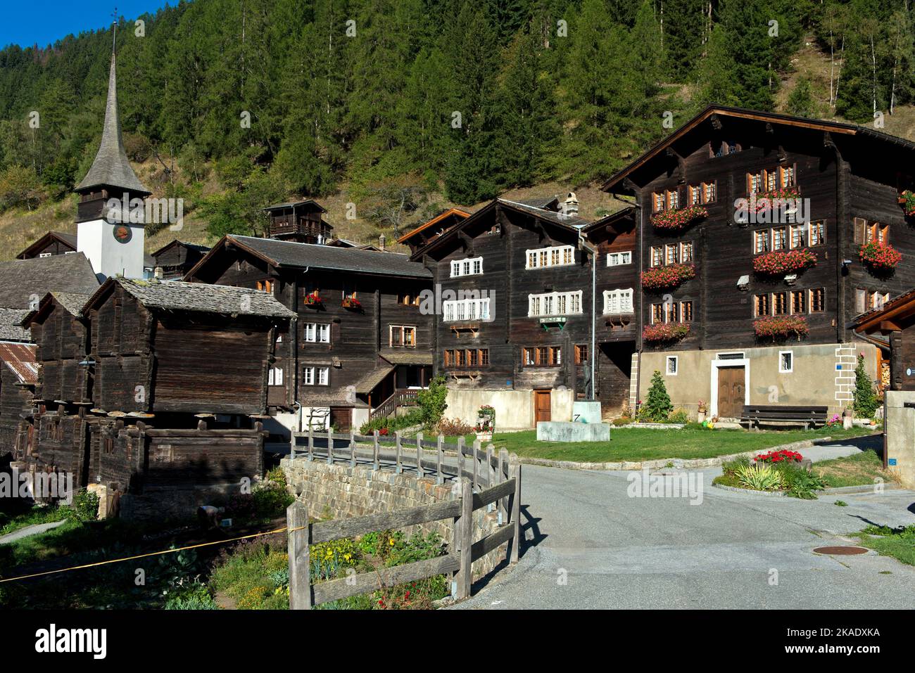 Dorfplatz der Walliser Gemeinde Niederwald, Geburtsort von Caesar Ritz, Pionier der Luxushotelbranche, Niederwald, Wallis, Schweiz Stockfoto