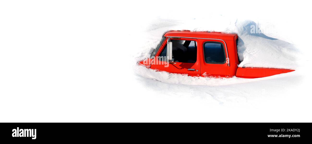 Roter LKW vergraben im Schnee auf verschneiten Winterstrassen driftet Stockfoto