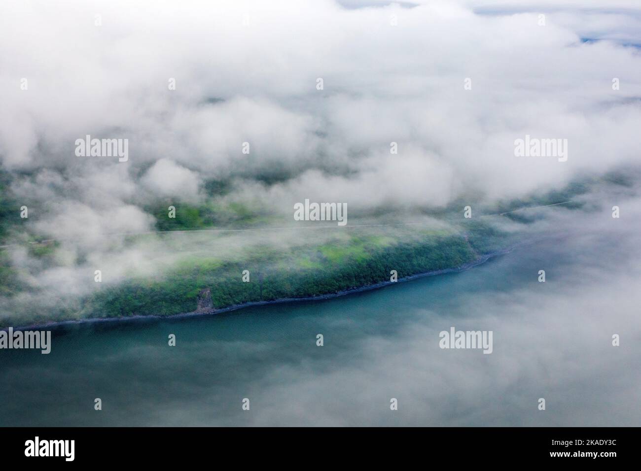 Neblig; neblig; Luftaufnahme der abgelegenen Kodiak Island; de Havilland; Beaver; Wasserflugzeug; Alaska; USA Stockfoto
