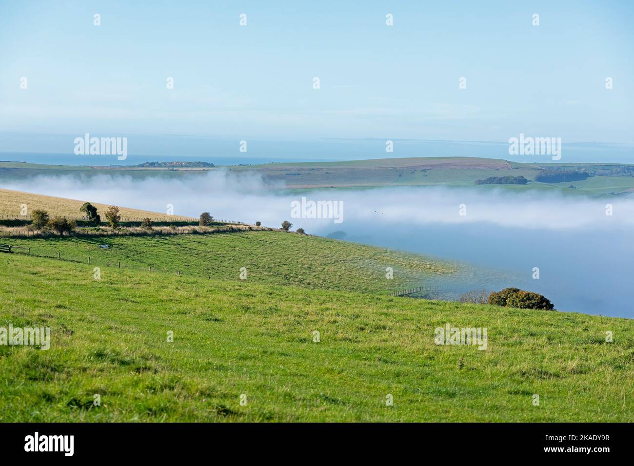 Hochnebel über Tal des River Adur, Shoreham by Sea, South Downs, West Sussex, England, Großbritannien | Nebel über dem Adur-Tal, Shoreham b Stockfoto