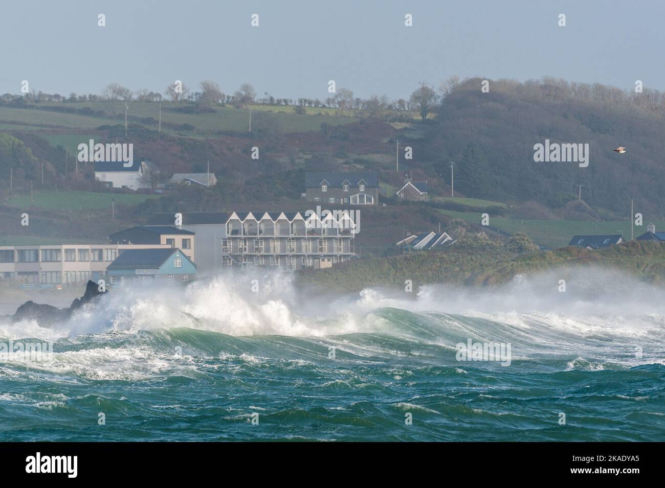 Rossarbery, West Cork, Irland. 2.. November 2022. Massive Wellen treffen heute auf die Felsen am Rossarbery Pier, da die Insel Irland derzeit unter einer Met Éireann Yellow Wind and Rain Warning steht, die bis 9pm Uhr heute Abend andauern soll. Quelle: AG News/Alamy Live News Stockfoto