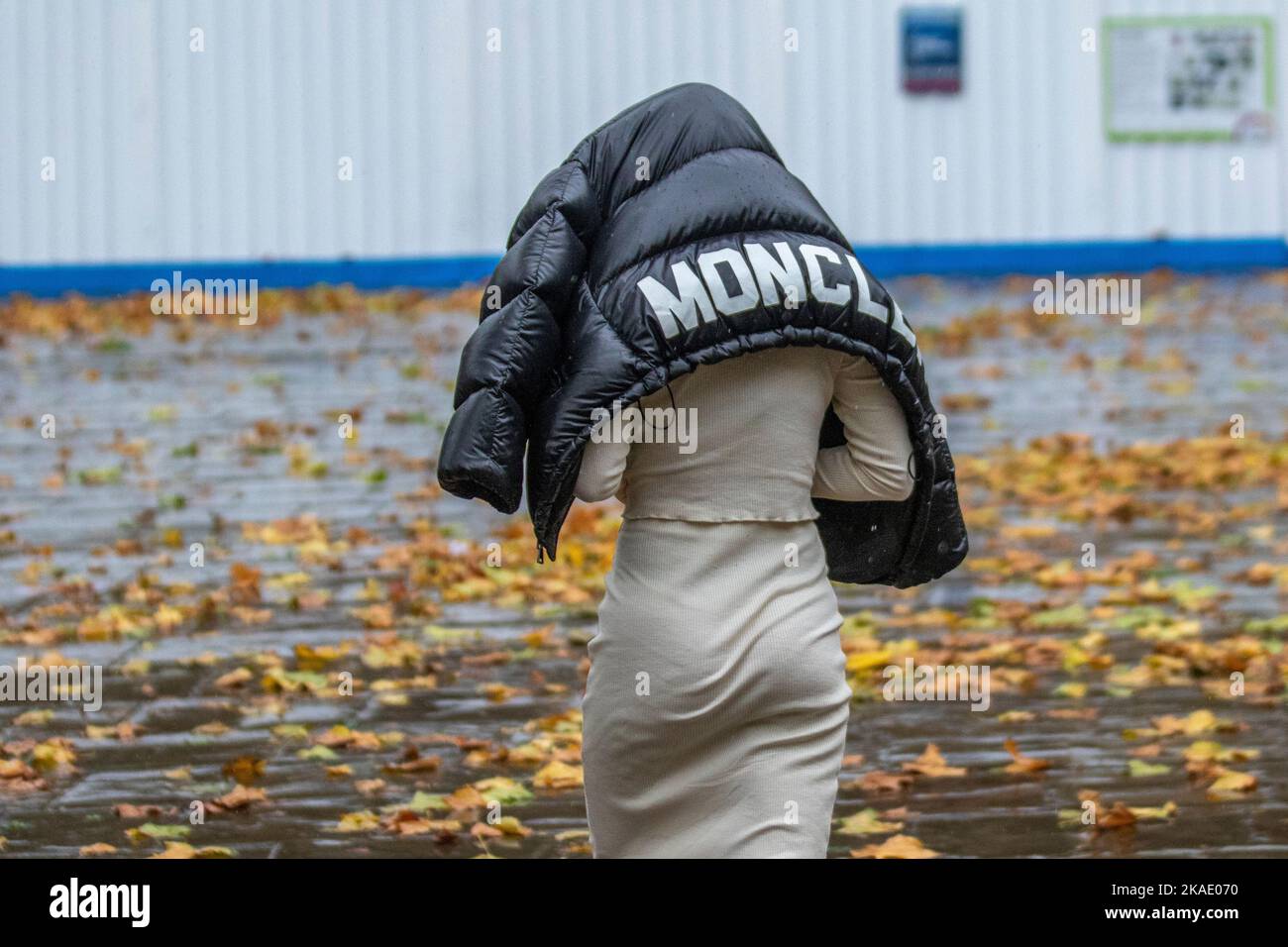 Moncler winter jacket -Fotos und -Bildmaterial in hoher Auflösung – Alamy