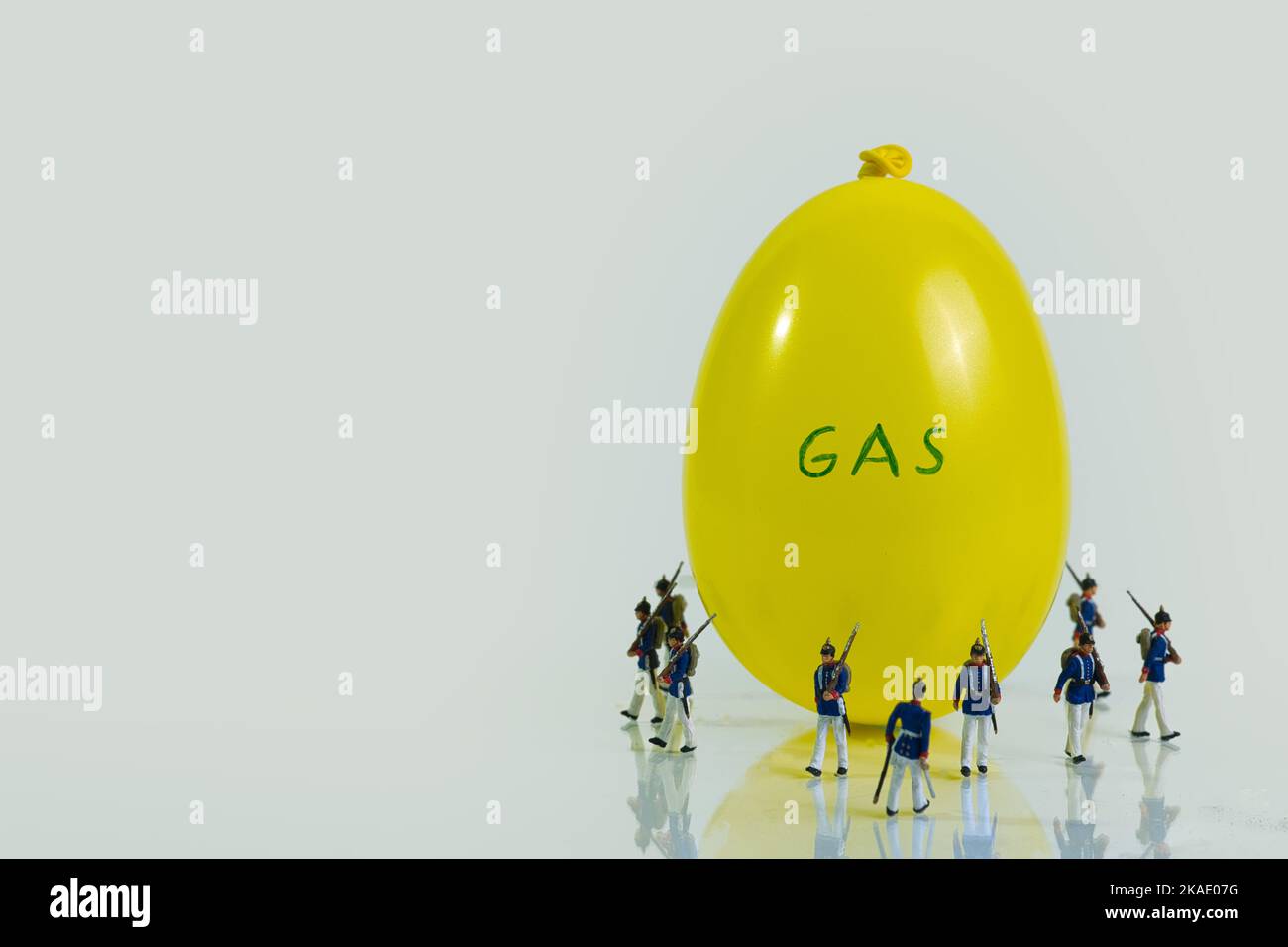 Eine Gruppe bewaffneter Soldaten bewacht einen Gasballon, Konzept: Kostbares, begehrtes Rohstoffgas. Raum kopieren Stockfoto