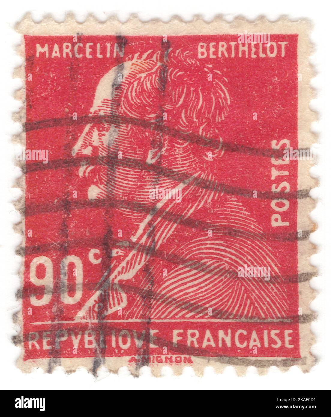 FRANKREICH - 1927. September 7: Eine 90 Centimes dumpfe Rose Briefmarke, die das Porträt von Marcelin Berthelot, Chemikerin und republikanischer Politikerin, darstellt, die für das Thomsen-Berthelot-Prinzip der Thermochemie bekannt ist. Er synthetisierte viele organische Verbindungen aus anorganischen Substanzen und gab der Theorie von Jöns Jakob Berzelius eine große Menge von Gegenbeweisen, dass organische Verbindungen Organismen in ihrer Synthese benötigten. Berthelot war überzeugt, dass die chemische Synthese die Lebensmittelindustrie bis zum Jahr 2000 revolutionieren und dass synthetisierte Lebensmittel Farmen und Weiden ersetzen würden Stockfoto