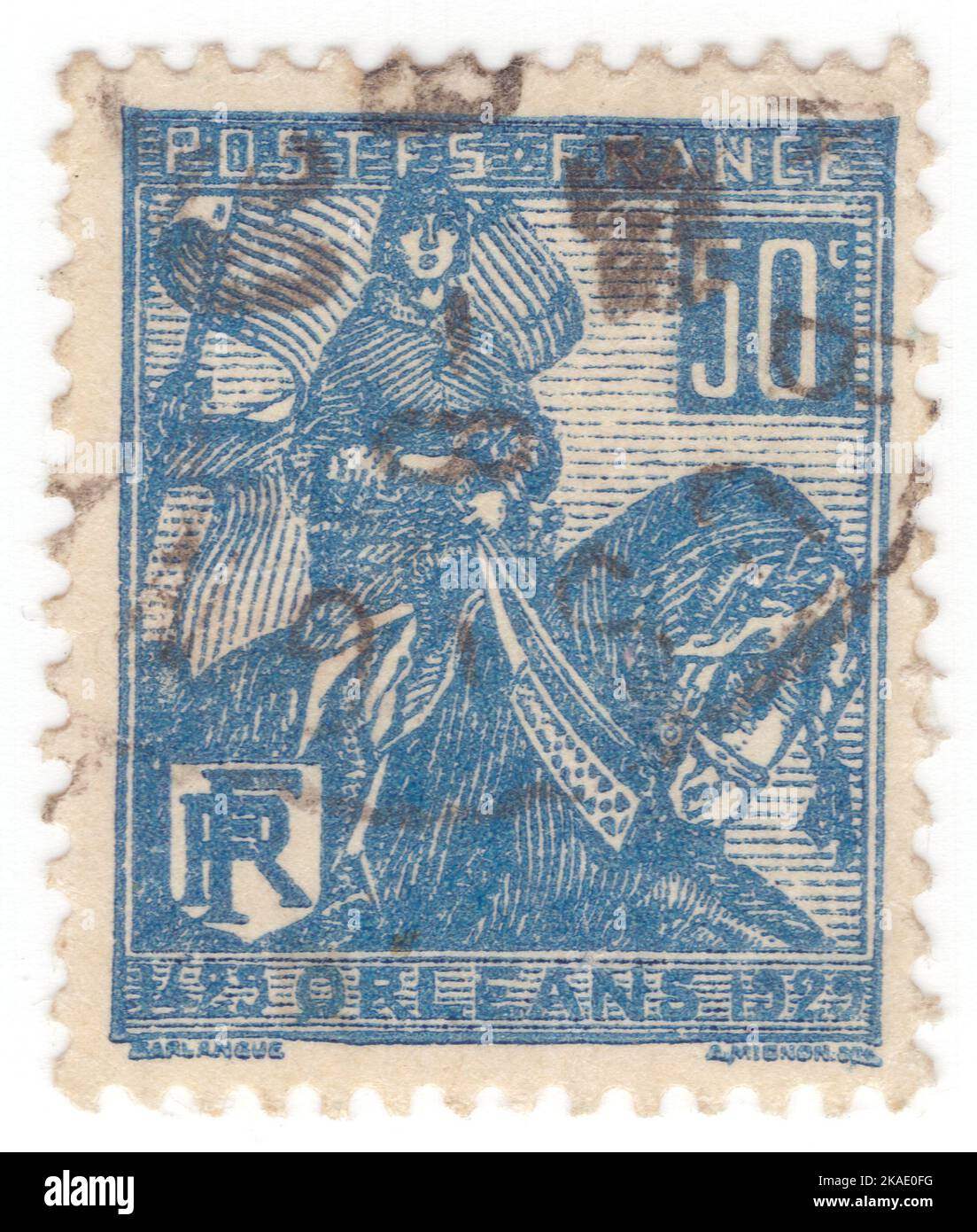 FRANKREICH - 1929. März: Eine 50 Centimes stumpfblaue Briefmarke, die das Porträt von Jeanne d'Arc auf dem Pferderücken zeigt. 500.. Jahrestag des Reliefs von Orleans durch die französischen Truppen unter der Führung von Jeanne d'Arc. Sie war eine schutzpatronin Frankreichs und wurde als Verteidigerin der französischen Nation für ihre Rolle bei der Belagerung von Orléans und ihr Beharben auf der Krönung von Karl VII. Von Frankreich während des Hundertjährigen Krieges geehrt. Sie erklärte, sie handle unter göttlicher Führung und wurde eine militärische Führerin, die über die Geschlechterrollen hinausging und Anerkennung als Retterin Frankreichs erlangte Stockfoto