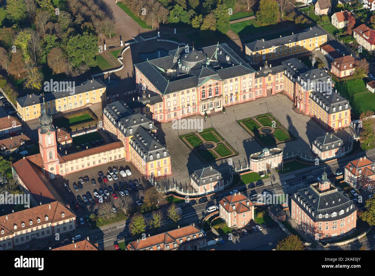 LUFTAUFNAHME. Der Bruchsal-Palast im frühen Morgenlicht. Bruchsal, Baden-Württemberg, Deutschland. Stockfoto