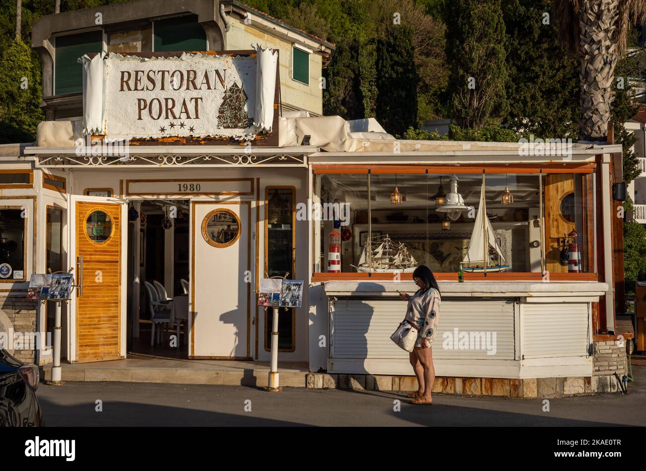 Budva, Montenegro - 28. April 2022: Ein berühmtes Meeresrestaurant Porat an der Strandpromenade Rafailovici. Stockfoto