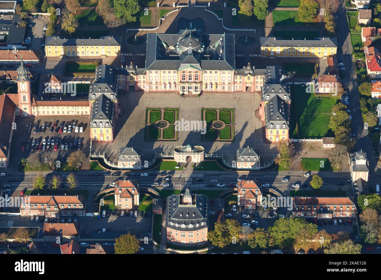 LUFTAUFNAHME. Der Bruchsal-Palast im frühen Morgenlicht. Bruchsal, Baden-Württemberg, Deutschland. Stockfoto