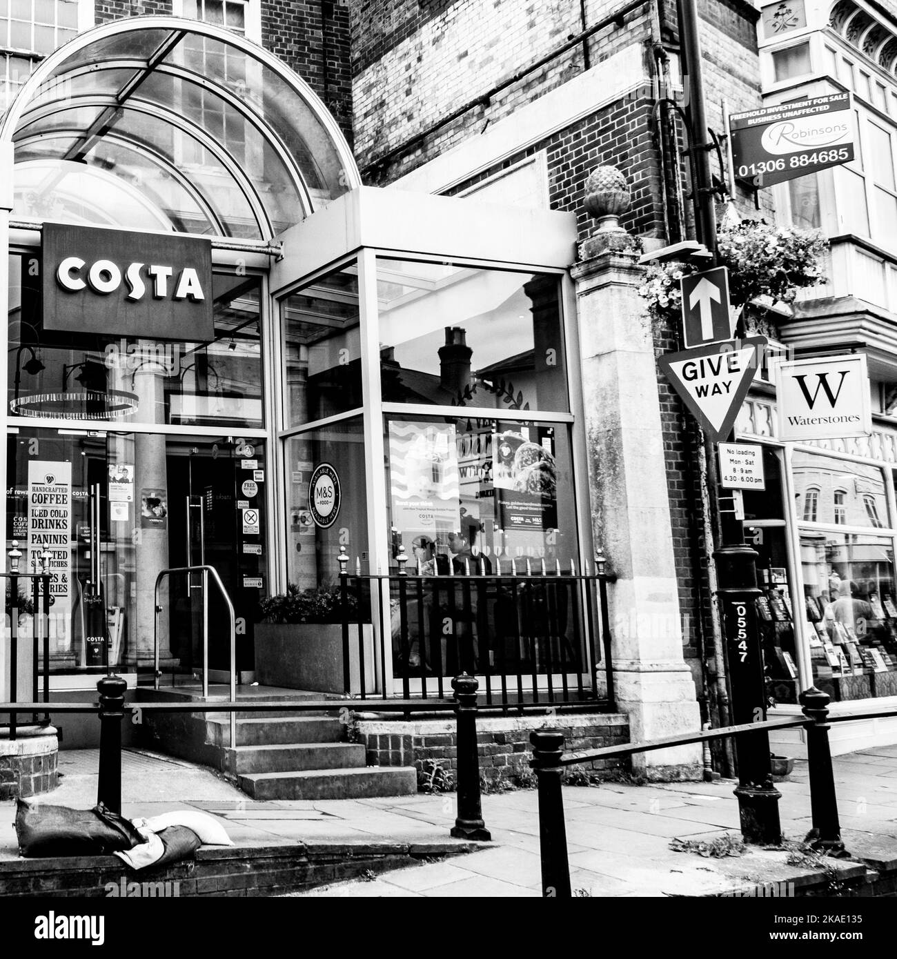 Dorking Surrey Hills London, Großbritannien, Juli 07 2022, Costa Coffee Shop High Street Retail Chain with No People in Black and White Square Format Stockfoto