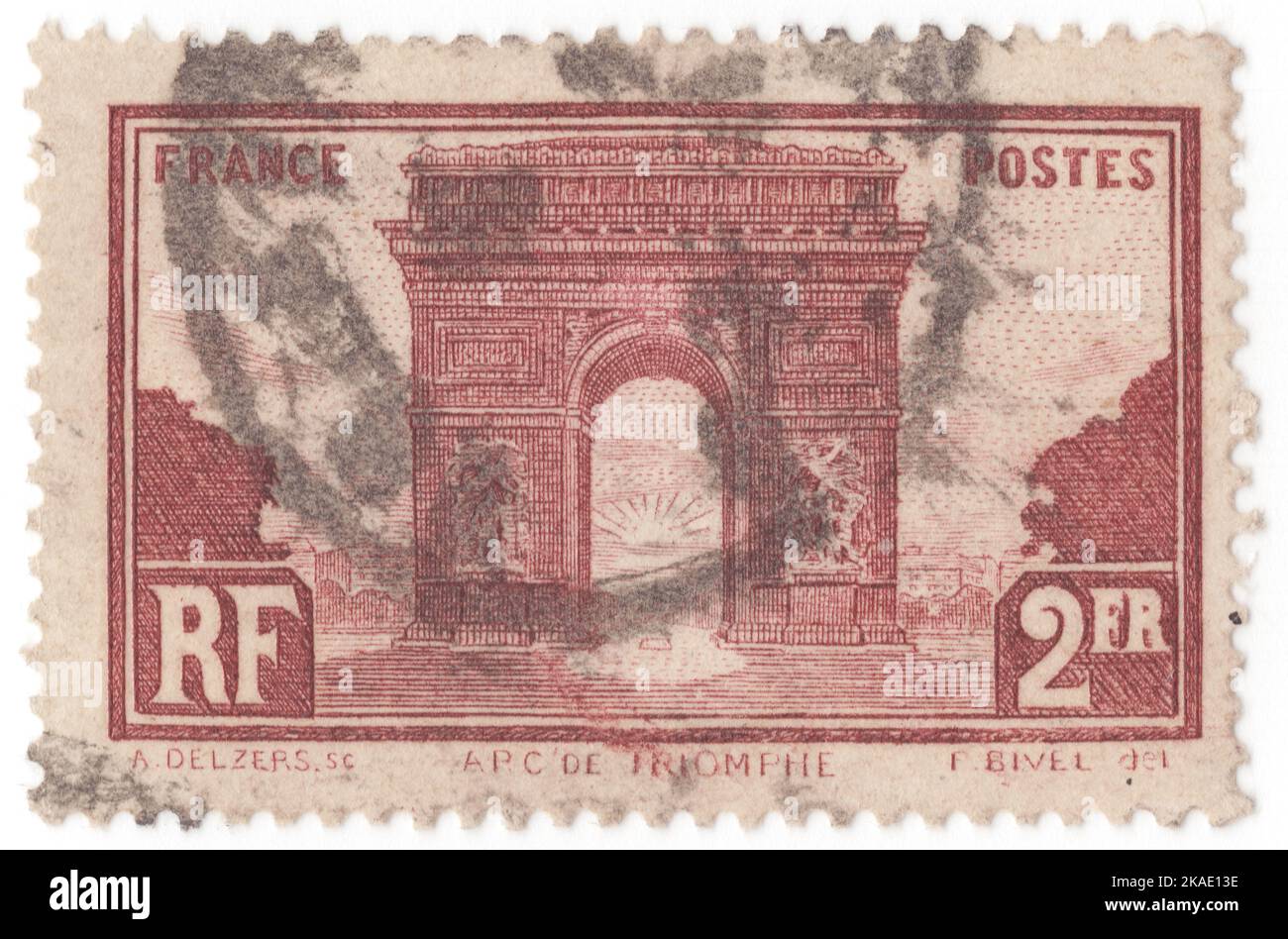 FRANKREICH - 1931: Eine rot-braune Briefmarke mit 2 Franken, die den Arc de Triomphe darstellt, ist eines der berühmtesten Monumente in Paris und steht am westlichen Ende der Champs-Elysées im Zentrum des Place Charles de Gaulle. Der Arc de Triomphe ehrt diejenigen, die in den französischen Revolutionskriegen und Napoleonischen Kriegen für Frankreich gekämpft und gestorben sind, mit den Namen aller französischen Siege und Generäle auf seiner Innen- und Außenfläche. Unter seinem Gewölbe liegt das Grab des unbekannten Soldaten aus dem Ersten Weltkrieg Stockfoto