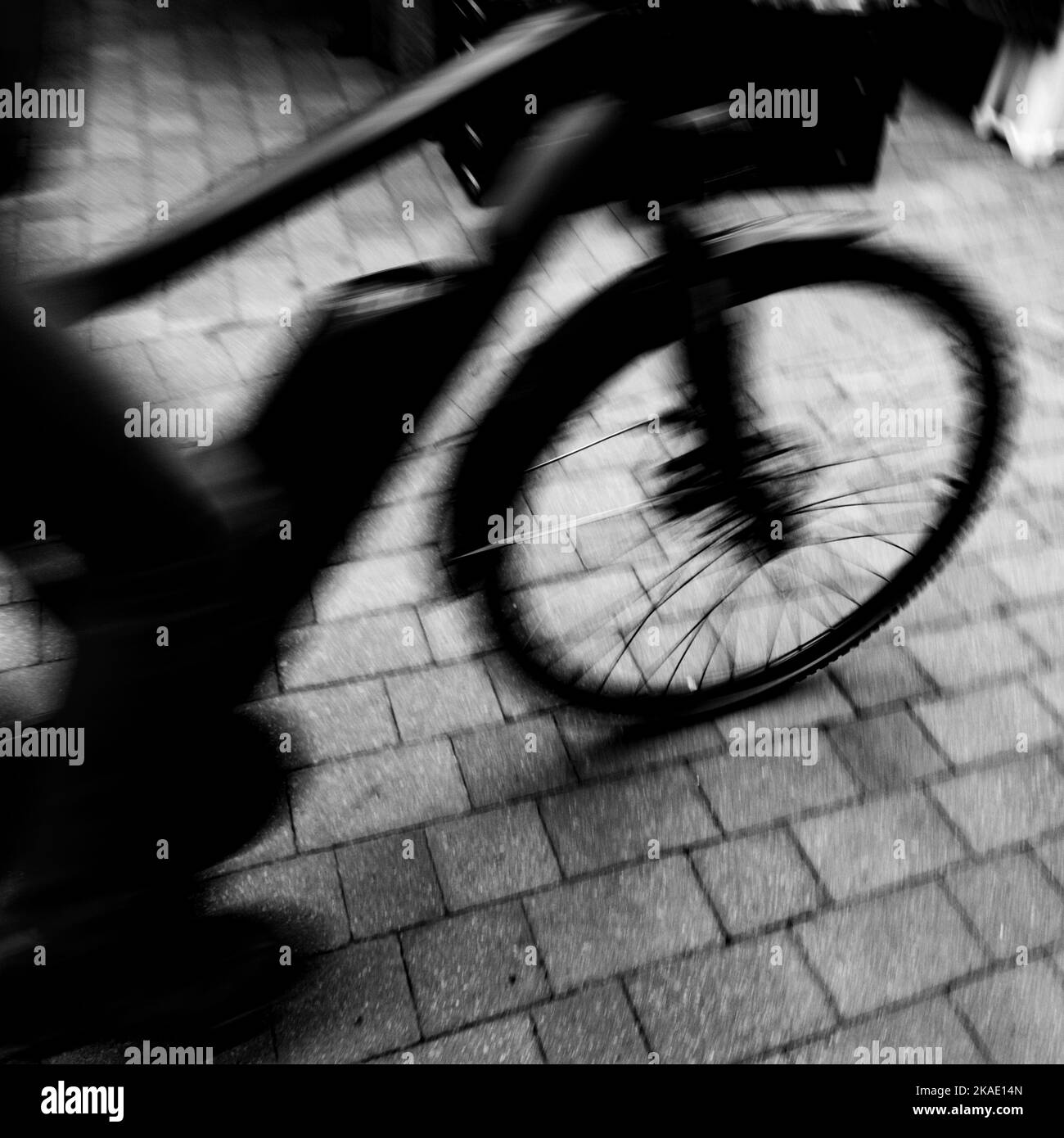 Epsom Surrey, London, Großbritannien, Mai 28 2022, Fahrradbewegung entlang Eines Straßenpflasters verschwommene Bewegung ohne Menschen Stockfoto