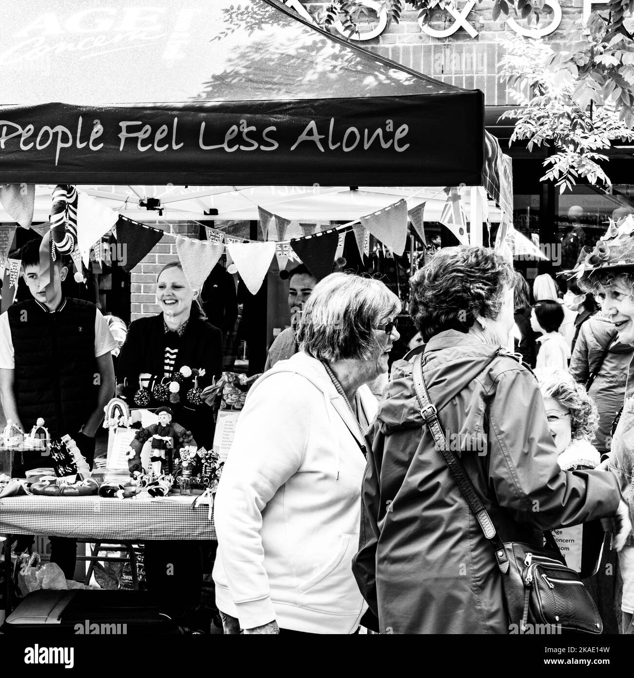Epsom Surrey, London, Großbritannien, 01 2022. Juni, kleine Gruppe älterer alter Frauen im Gespräch vor Einem Stand der Hilfsorganisation „Help the Aged Charity“ Stockfoto